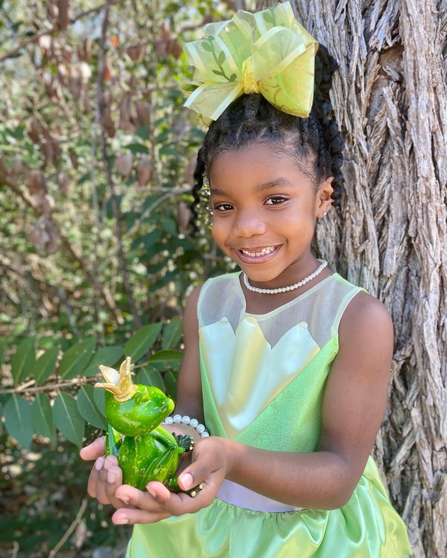 {Frog Kisser} Hair Bow Secondary image